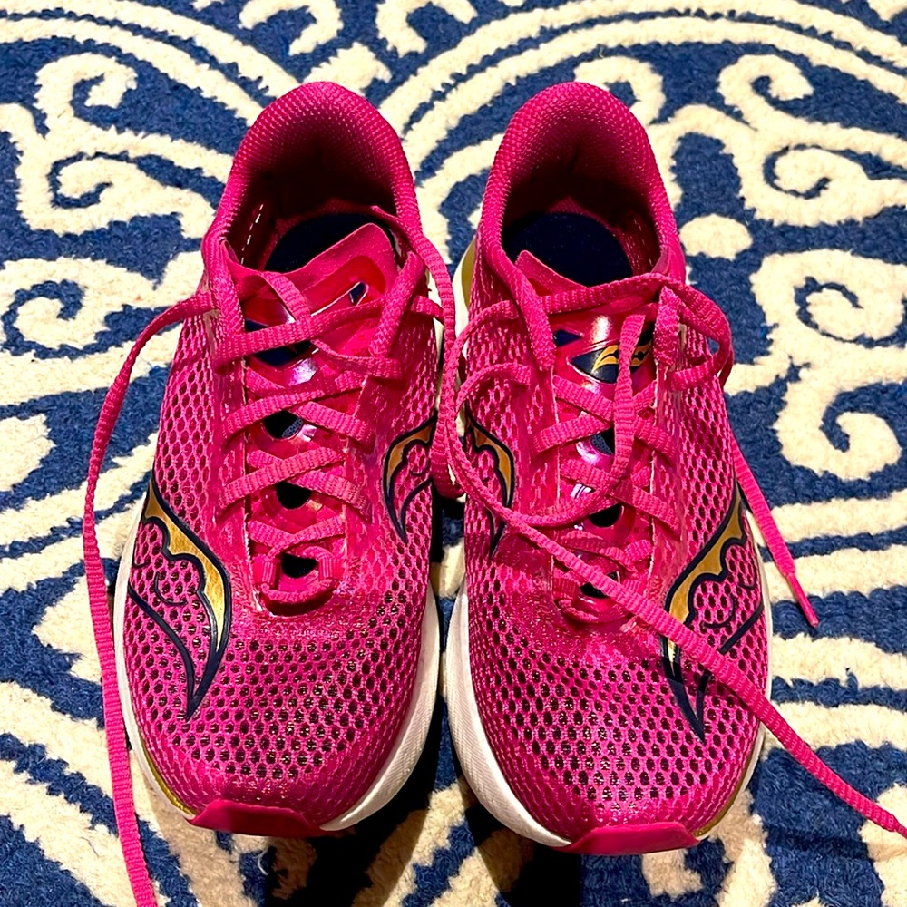 SAUCONY ENDORPHIN PRO 3 SIZE 6.5 only worn on treadmill. Excellent condition!